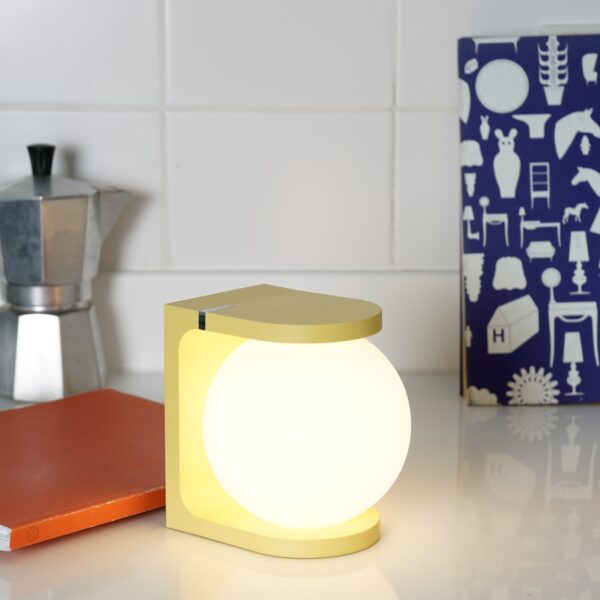 Plat-lamp-yellow-scenery