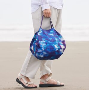 shupatto-recycled-bag-sea-shells-bag-with-model