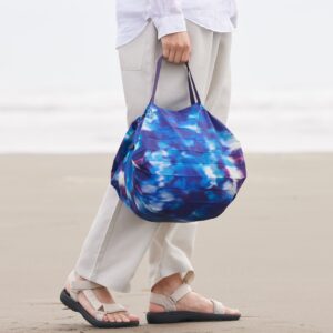 shupatto-recycled-bag-sea-shells-bag-with-model