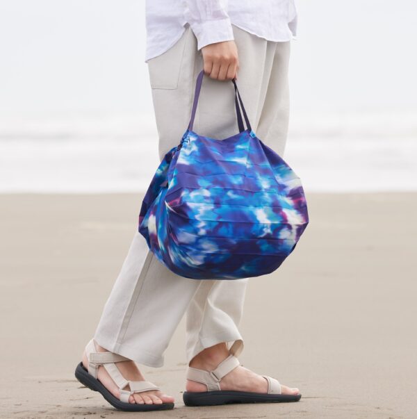 shupatto-recycled-bag-sea-shells-bag-with-model